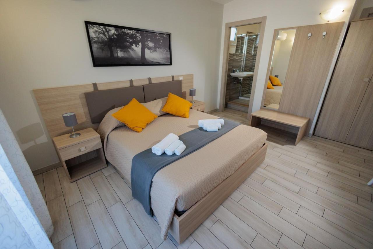 Fuori Rotta Hotel อาโวลา ภายนอก รูปภาพ