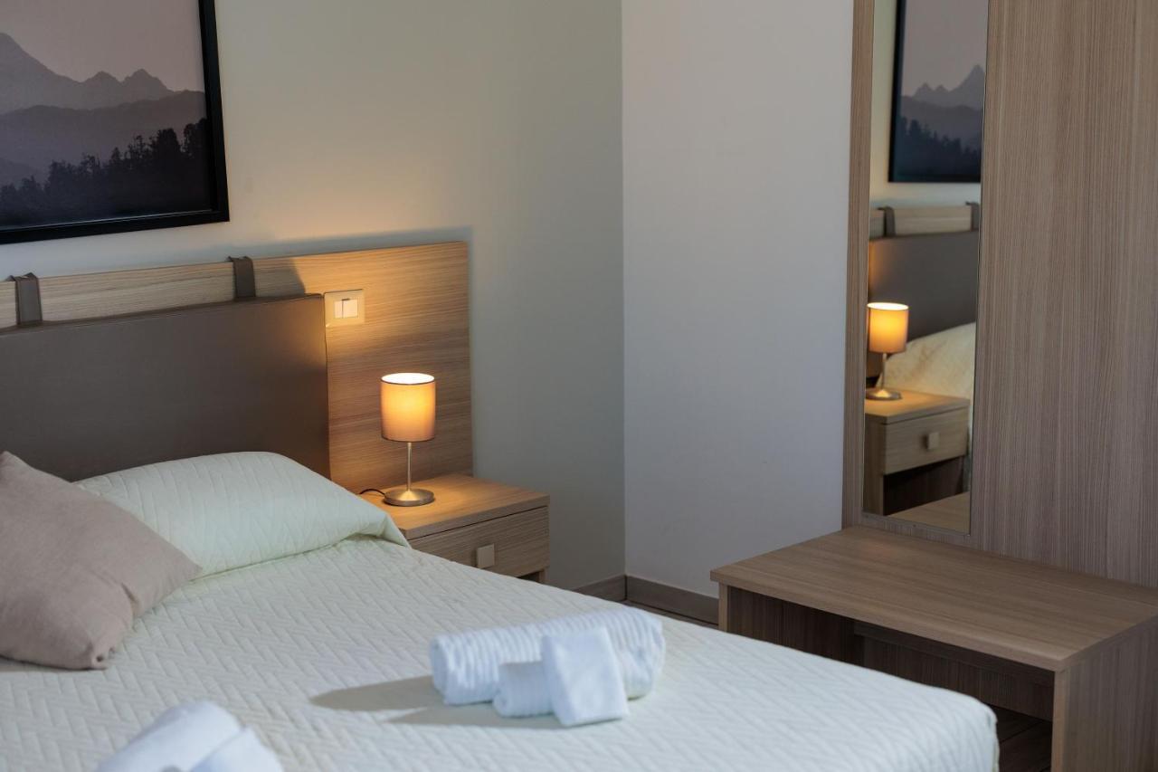 Fuori Rotta Hotel อาโวลา ภายนอก รูปภาพ